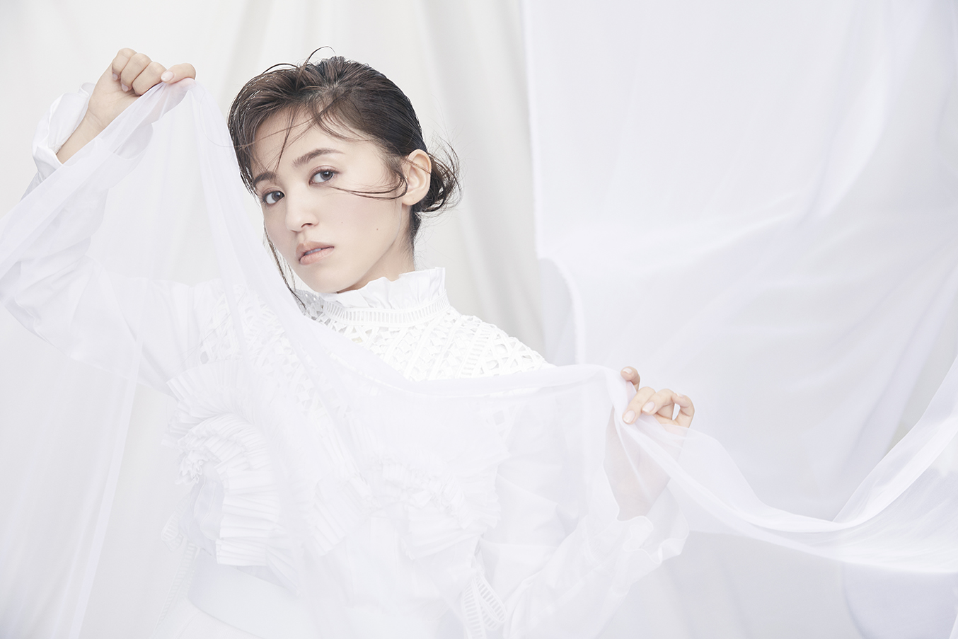 3月31日(火)に発売する1st Albumのタイトルが「Curtain raise」に決定!新ビジュアルも解禁!